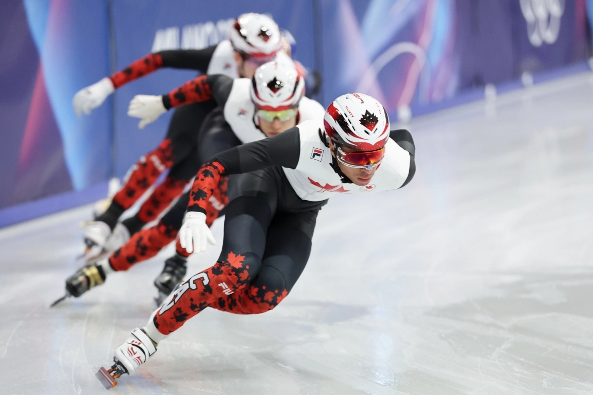 캐나다 쇼트트랙 국가대표 윌리엄 단지누가 5일(한국시간) 이탈리아 밀라노 아이스스케이팅 아레나에서 동료들과 2026 밀라노·코르티나담페초 동계올림픽을 대비해 훈련하고 있다. 밀라노 연합뉴스