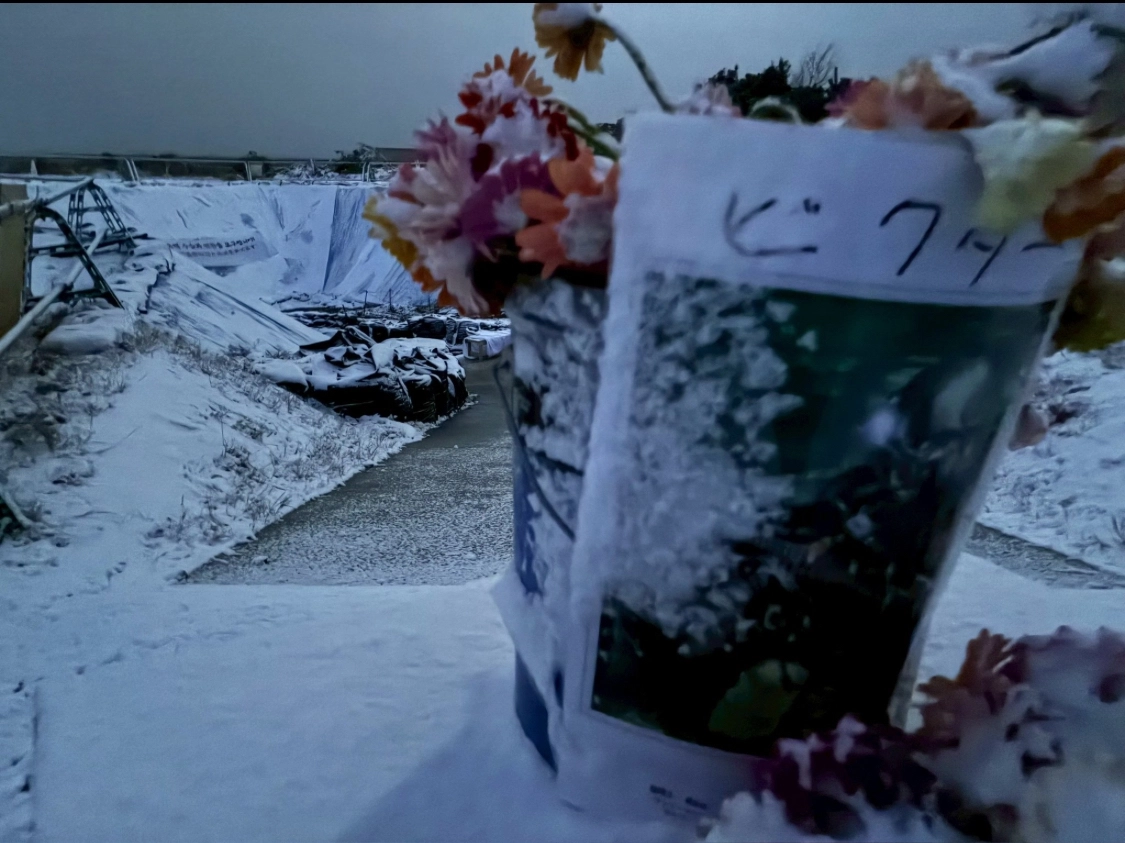 8일 일본 야마구치현 우베시 조세이 탄광 추모광장에 수색 작업 중 숨진 대만 잠수사 빅터 웨이 쉬를 추모하는 꽃들이 놓여 있다. 엑스(X) 캡처