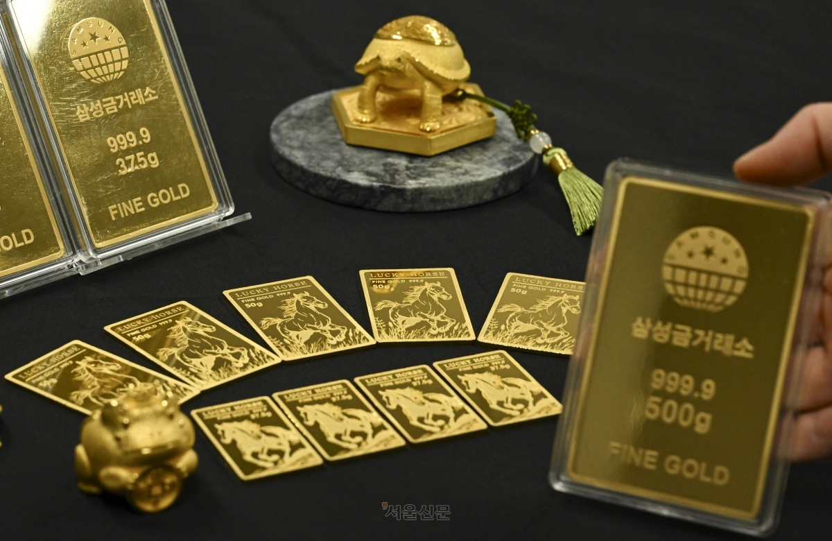 직원이 서울 종로구 삼성금거래소에서 골드바 등 금 제품을 내보이고 있다. 이지훈 기자