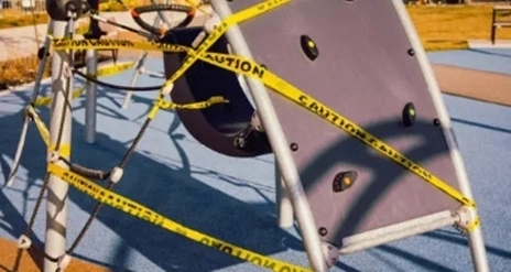 행정안전부는 8일 2025년 한 해 동안 놀이터 등 어린이 놀이시설에서 177건의 중대사고가 발생해 178명의 사상자가 발생했다고 발표했다. 안전사고로 사용이 금지된 놀이시설. 픽사베이