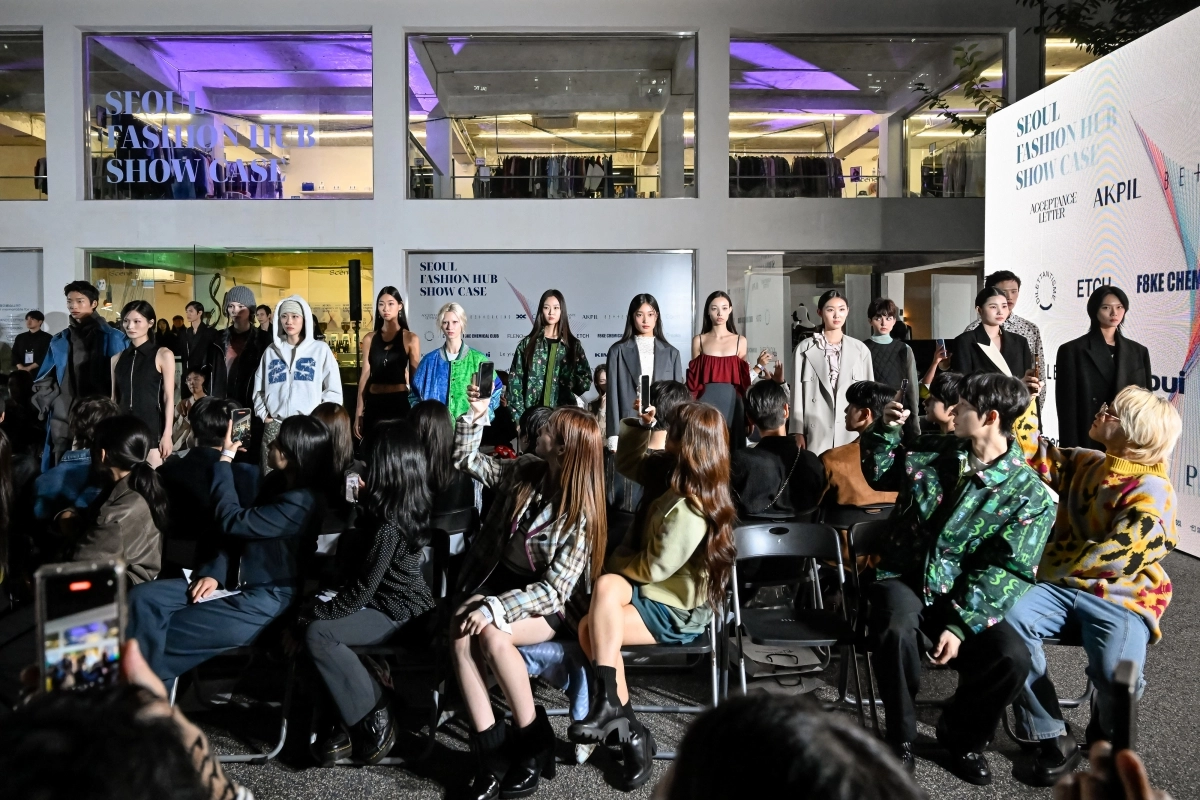 지난해 10월 서울 성수동에서 열린 서울패션허브 쇼케이스 행사에서 모델들이 신진 브랜드의 옷을 선보이고 있다. 서울시 제공