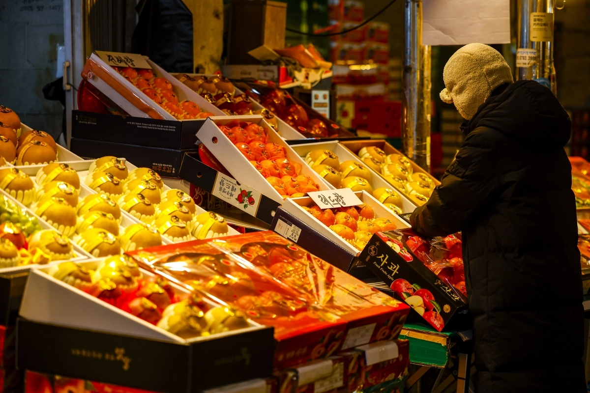 설 연휴를 앞둔 8일 서울 동대문구 청량리종합시장을 찾은 시민들이 장을 보고 있다.  뉴시스