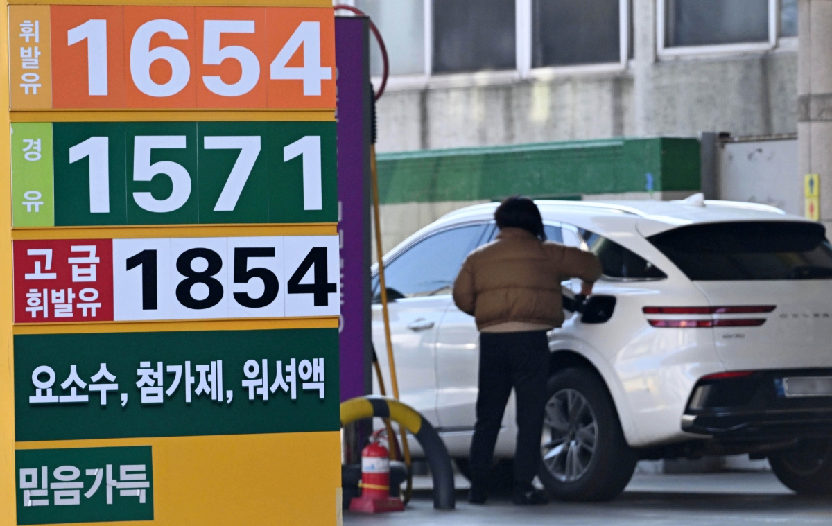 한국석유공사 유가정보시스템 오피넷에 따르면 2월 첫째 주(1∼5일) 전국 주유소 휘발유 평균 판매가는 지난주보다 L당 2.7원 내린 1687.9원이었다. 지역별로 가격이 가장 높은 서울은 전주보다 2.2원 하락한 1750.7원, 가격이 가장 낮은 대구는 2.8원 내린 1647.3원으로 각각 집계됐다. 사진은 8일 서울 시내의 한 주유소 모습. 2026.2.8 홍윤기 기자