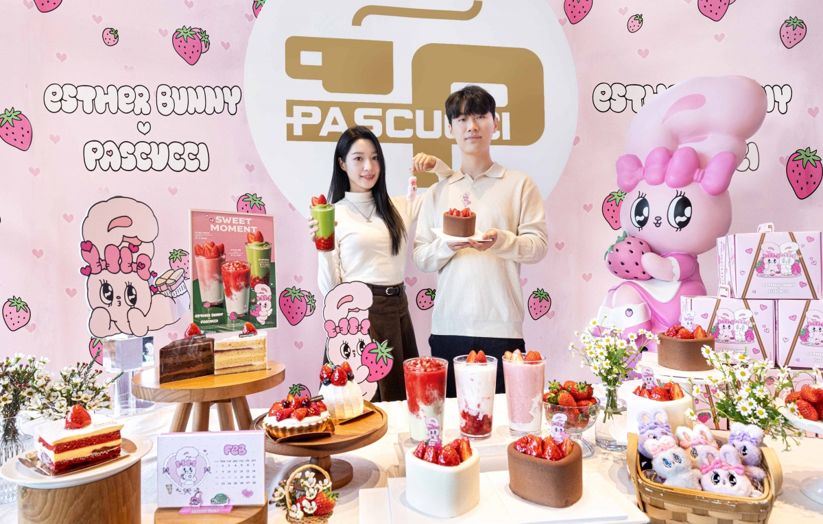 SPC그룹이 운영하는 이탈리아 정통 카페 브랜드 파스쿠찌가 밸런타인데이 시즌을 맞아 에스더버니 캐릭터를 활용한 케이크, 음료, 굿즈를 선보였다. 2일 서울 중구 파스쿠찌 센트로서울점에서 모델이 에스더버니의 하트모양 딸기 케이크와 음료를 들어 보이고 있다. 파스쿠찌는 밸런타인데이를 맞아 센트로서울점과 센트로 서면점을 비주얼 점포로 꾸몄다. 파스쿠찌 제공