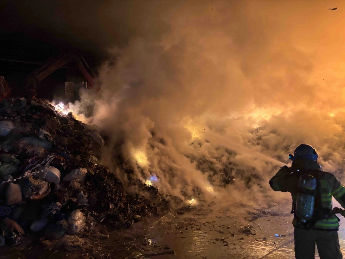 8일 새벽 강원 원주시 지정면 보통리의 한 폐기물재활용시설에서 불이 났다. 강원소방본부 제공