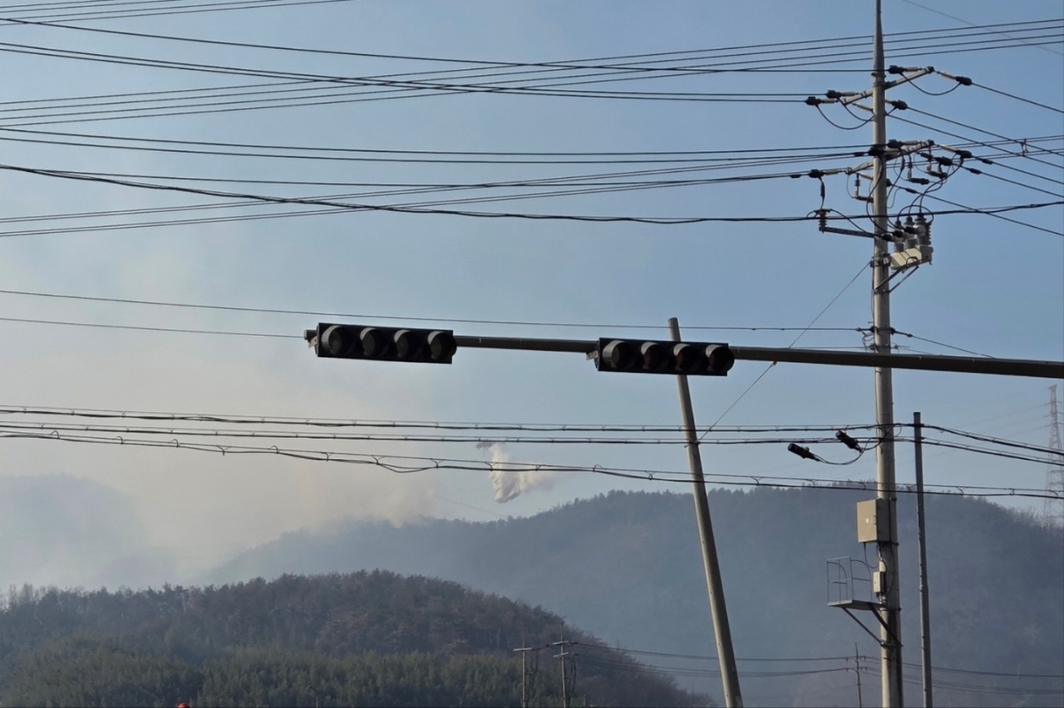 경북 경주시 문무대왕면 입천리 화재 진압을 위해 8일 헬기가  동원되고 있다. 경주 김형엽 기자