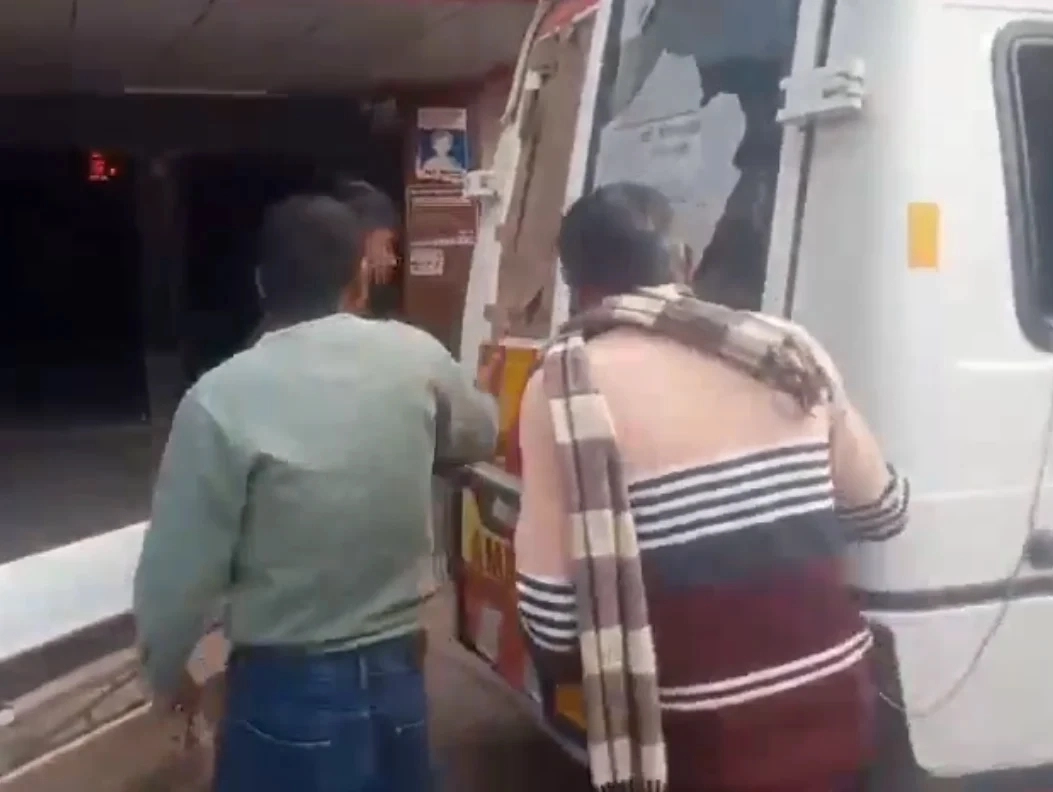 인도에서 응급환자를 실은 구급차 문이 고장 나 환자가 내리지 못하고 결국 사망하는 사건이 발생했다. 엑스(X) 캡처