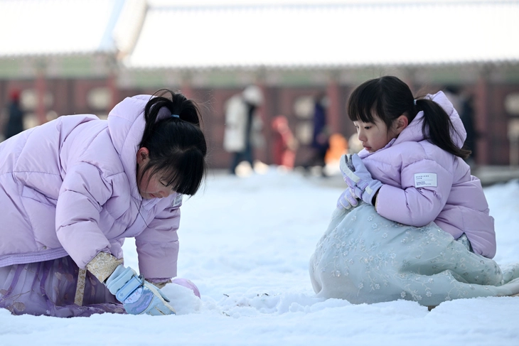 추위에 양볼이 붉어진 아이들이 지난 2일 서울 종로구 경복궁에서 밤새 내린 눈으로 눈사람을 만들고 있다. 홍윤기 기자