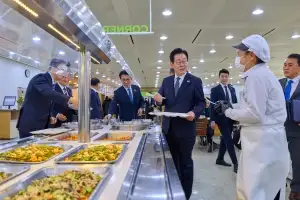 ‘李대통령 제안’ 지방 공기관 구내식당 대신 밥값 지원… 동네상권 살아날까