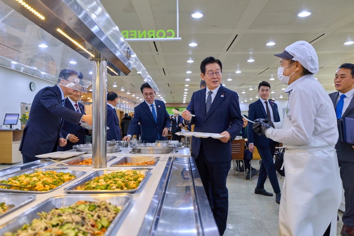 이재명 대통령이 19일 정부서울청사 별관에서 통일부·외교부 업무보고를 마친 뒤 식사를 위해 방문한 구내식당에서 직원들과 인사하고 있다. 2025. 12. 19. 연합뉴스