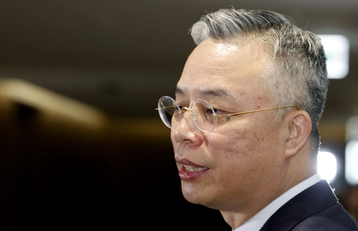 3대 특검이 남긴 의혹을 수사할 ‘2차 종합특검’으로 임명된 권창영 변호사가 6일 서울 중구 법무법인 지평 사무실로 출근하며 취재진에게 임명 소감을 밝히고 있다. 뉴시스