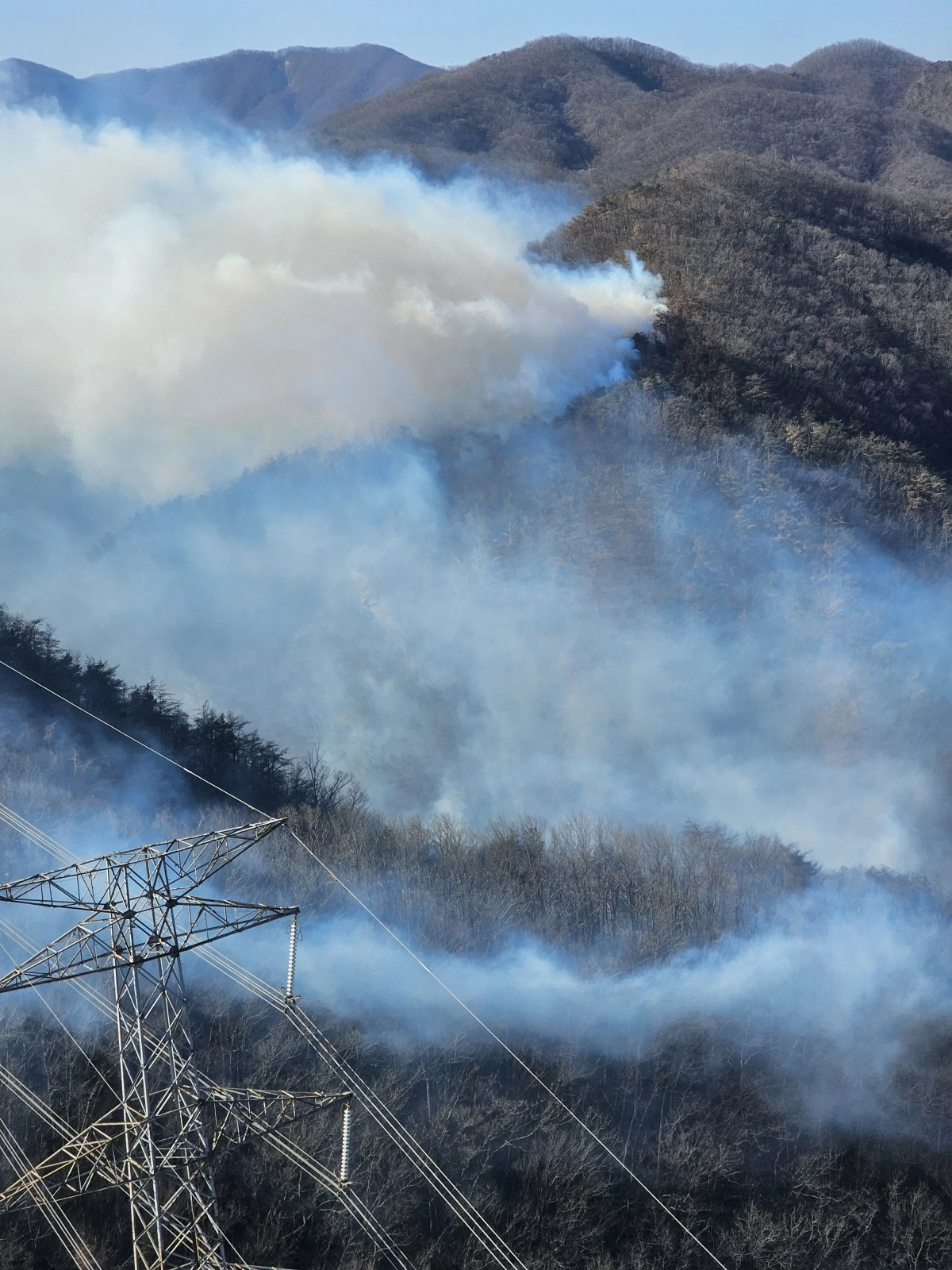 지난 7일 경북 경주시 문무대왕면 입천리 한 야산에서 발생한 산불이 이틀째 꺼지지 않고 있다. 경북소방본부 제공