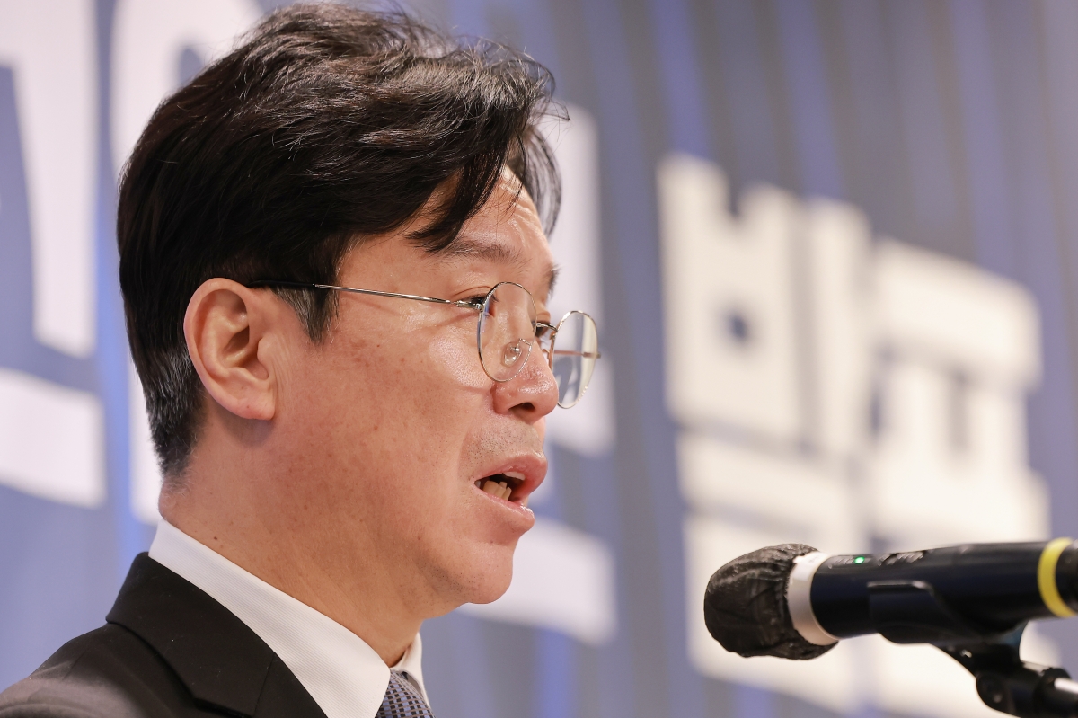 김영훈 고용노동부 장관이 지난 6일 서울 여의도 켄싱턴호텔에서 퇴직연금 기능 강화를 위한 노사정 테스크포스(TF) 공동선언문을 발표하기에 앞서 환영사하고 있다. 연합뉴스