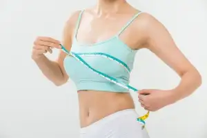 “가슴 무게만 32㎏” 피부 찢어져 패혈증까지…20대女 “축소술 거부당해”