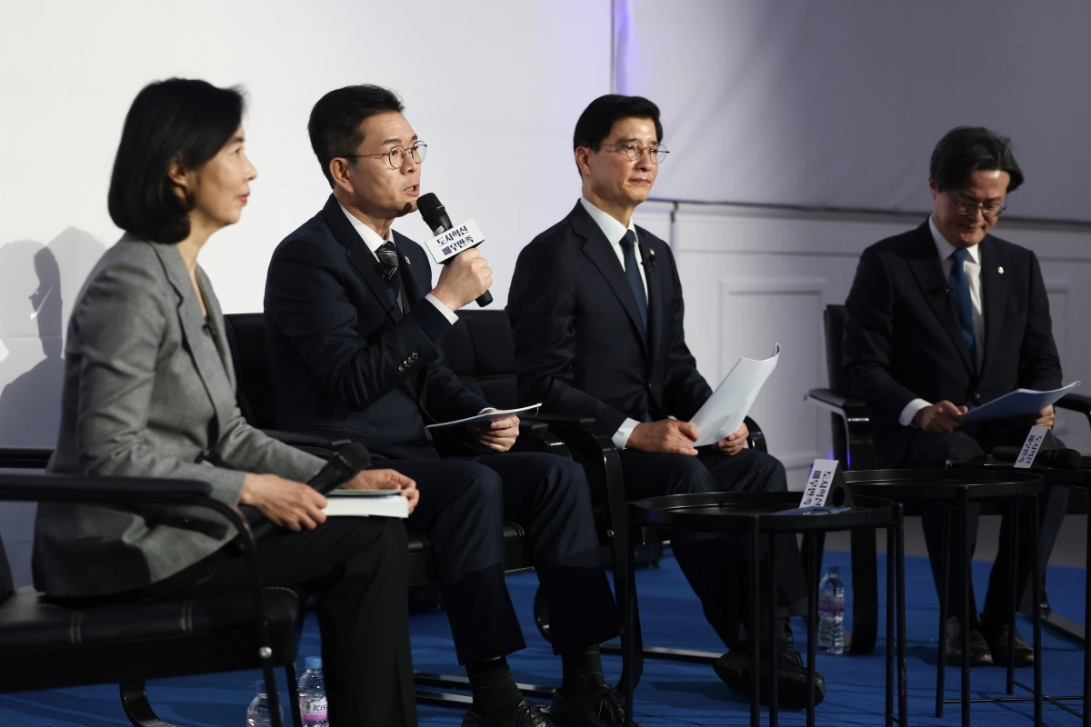 정원오 성동구청장이 8일 영등포구 ‘올댓마인드 문래’에서 열린 북콘서트에서 서울시장 출마 의사를 밝히고 있다. 왼쪽부터 박경미 전 청와대 대변인, 이해식·채현일 더불어민주당 의원. 연합뉴스