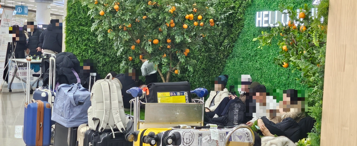 제주공항 3층 출발장 포토존에서 체류객들이 앉아 있다. 제주 강동삼 기자