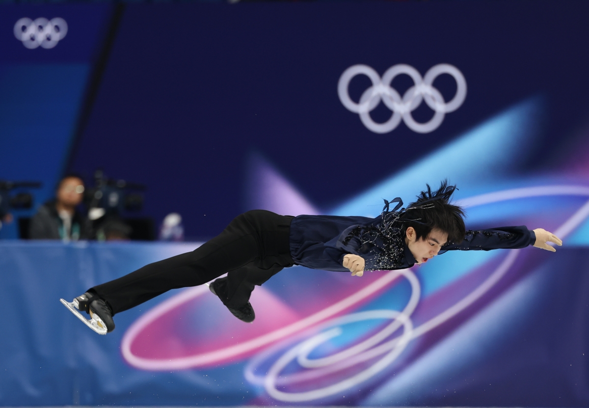 한국 피겨스케이팅 남자 싱글 차준환이 8일(한국시간) 이탈리아 밀라노 아이스스케이팅 아레나에서 열린 2026 밀라노·코르티나담페초 동계올림픽 팀 이벤트 쇼트 프로그램에서 환상적인 점프 연기를 펼치고 있다. 차준환은 11일 오전 2시 30분 개인전 쇼트 프로그램에 출전한다. 밀라노 연합뉴스