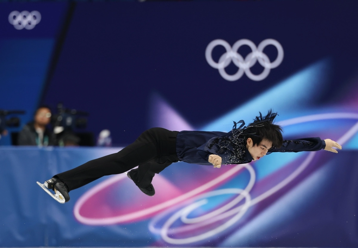 한국 피겨스케이팅 남자 싱글 차준환이 8일(한국시간) 이탈리아 밀라노 아이스스케이팅 아레나에서 열린 2026 밀라노·코르티나담페초 동계올림픽 팀 이벤트 쇼트 프로그램에서 환상적인 점프 연기를 펼치고 있다. 차준환은 11일 오전 2시 30분 개인전 쇼트 프로그램에 출전한다. 밀라노 연합뉴스