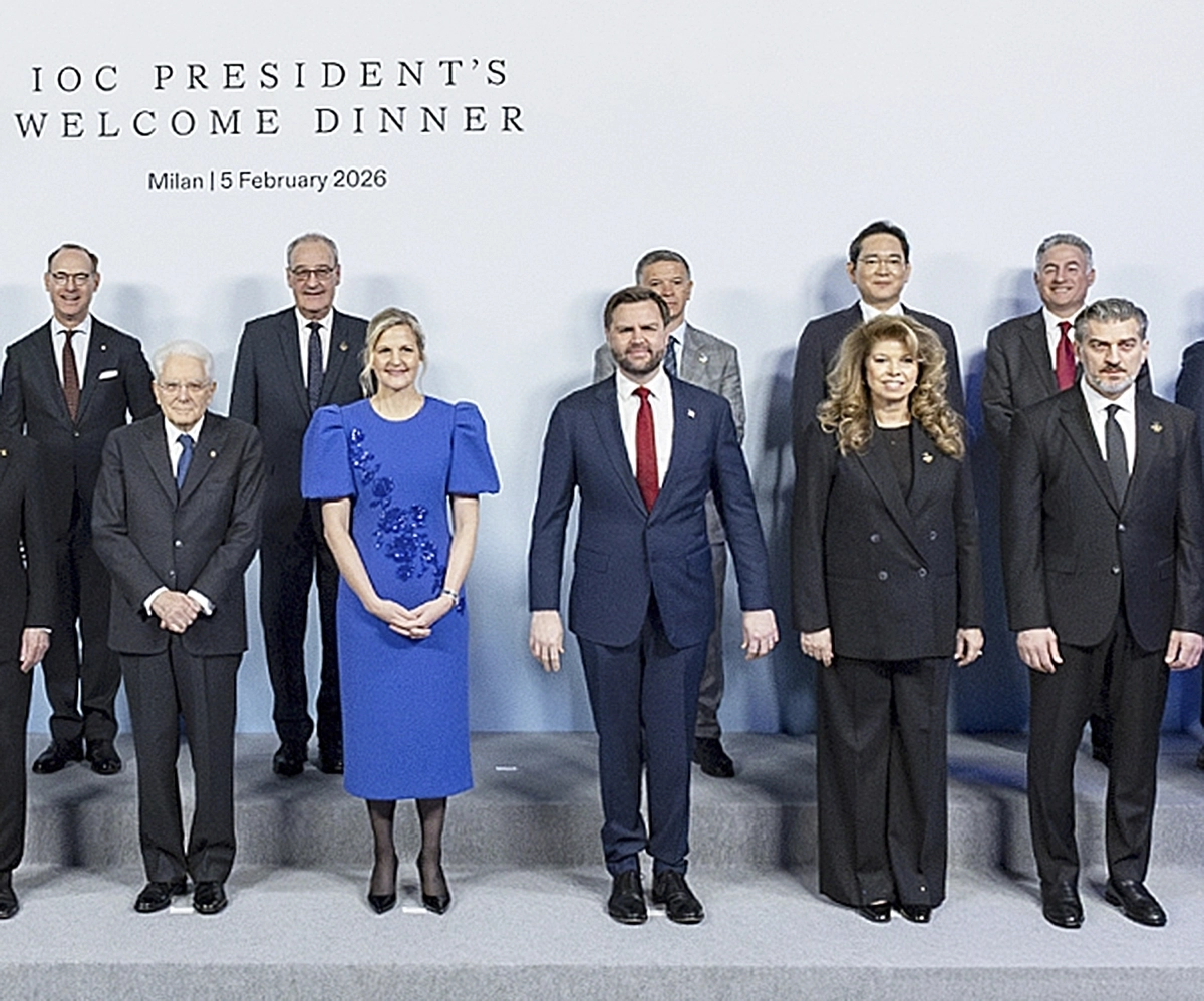 이탈리아 밀라노·코르티나 동계올림픽 개막 전날인 지난 5일(현지시간) 열린 갈라 디너 행사에서 이재용(뒷줄 오른쪽 두 번째) 삼성전자 회장이 세르조 마타렐라(앞줄 왼쪽부터) 이탈리아 대통령, 커스티 코번트리 국제올림픽위원회(IOC) 위원장, JD 밴스 미국 부통령 등과 함께 기념촬영을 하고 있다. 이탈리아 대통령실 홈페이지