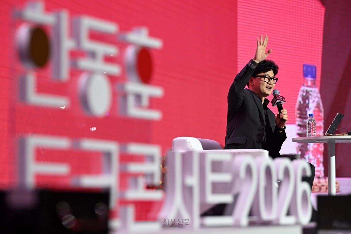 한동훈 전 국민의힘 대표가 8일 서울 송파구 잠실실내체육관에서 열린 ‘한동훈 토크콘서트 2026’에서 지지자들을 향해 손을 흔들며 인사하고 있다. 홍윤기 기자