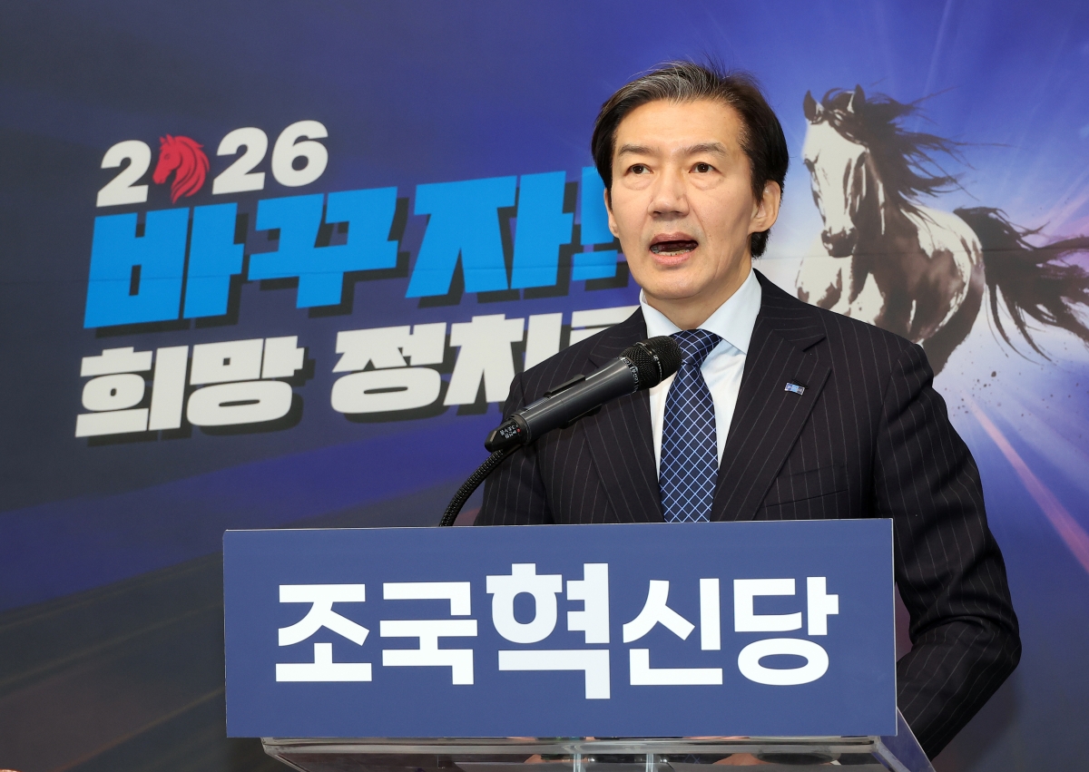 조국 조국혁신당 대표가 8일 국회에서 열린 기자간담회에서 발언하고 있다. 조 대표는 더불어민주당과의 합당과 관련해 “어떠한 밀약도 없었다”면서 “설 연휴가 시작되는 13일 전까지 민주당의 공식 입장을 결정해 달라”고 촉구했다. 연합뉴스