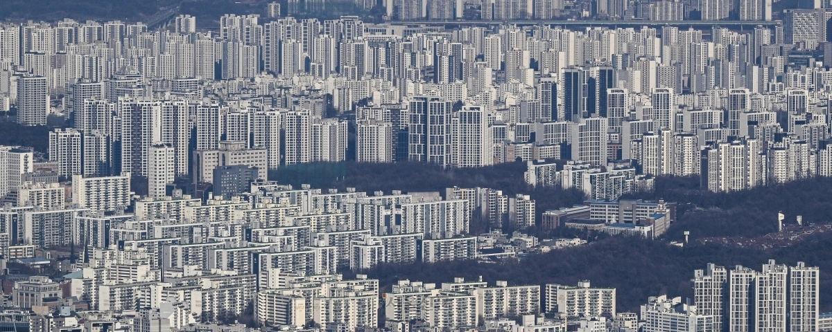 정부가 다주택자에 대한 양도소득세 중과 유예를 종료한다는 방침을 잇따라 밝히면서 서울 강남 3구와 한강벨트를 중심으로 매물이 급격히 늘어나는 것으로 나타났다. 사진은 8일 서울 송파구 롯데월드타워 서울스카이 전망대에서 바라본 시내 아파트 단지들 모습. 이지훈 기자