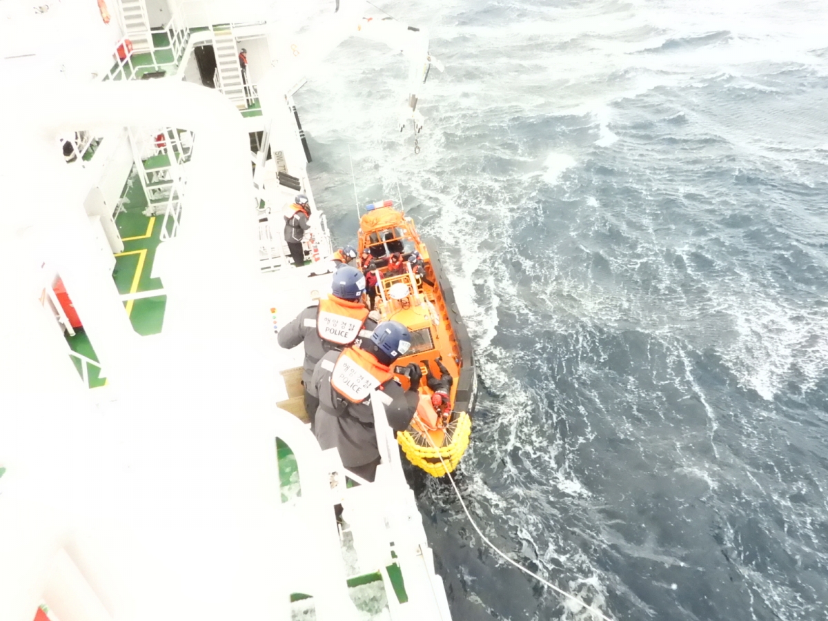 8일 독도 인근 바다에서 조업을 하던 어선에서 선원 1명이 실종되고, 1명이 다치는 사고가 발생했다. 사진은 해경이 부상자를 단정으로 이송하는 모습. 동해해경 제공