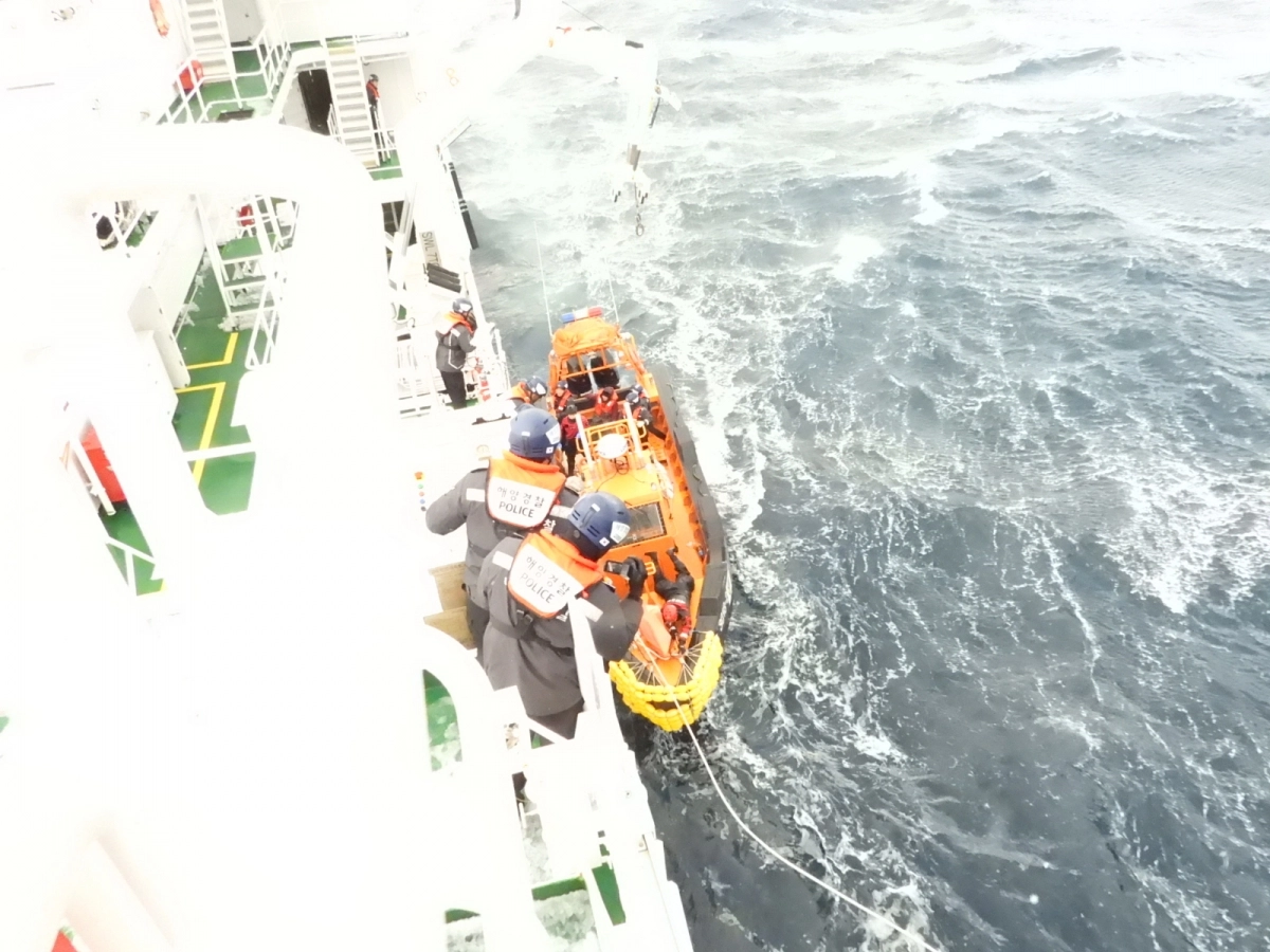 8일 독도 인근 바다에서 조업을 하던 어선에서 선원 1명이 실종되고, 1명이 다치는 사고가 발생했다. 사진은 해경이 부상자를 단정으로 이송하는 모습. 동해해경 제공