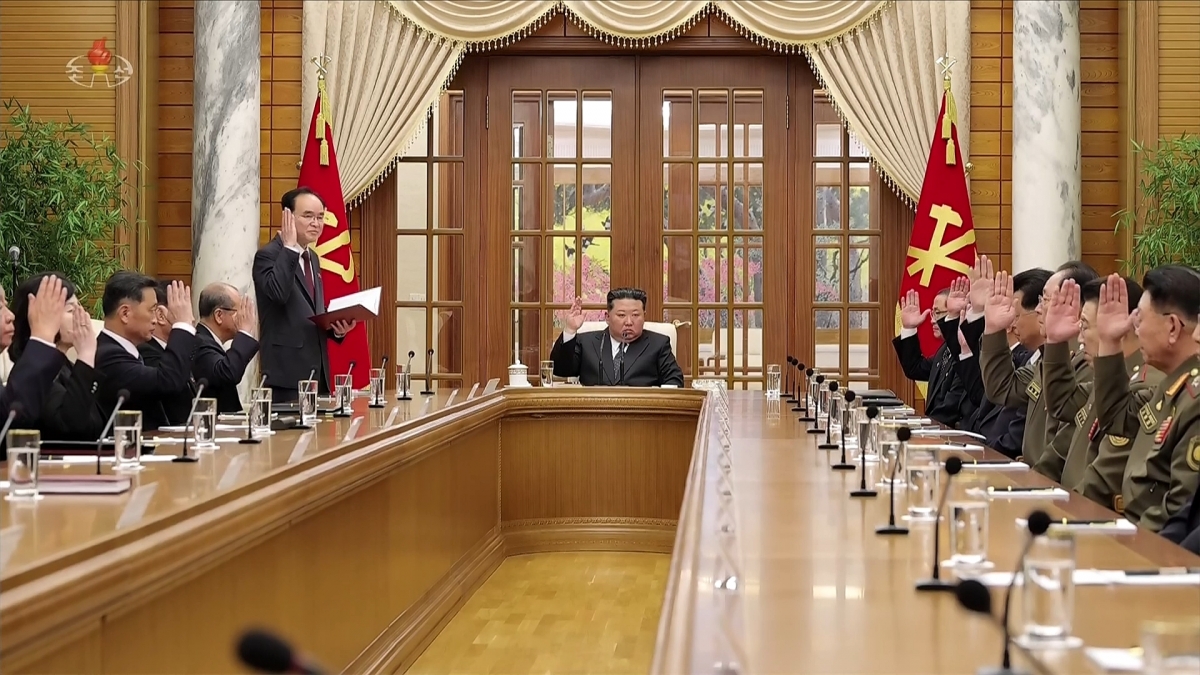 북한이 향후 5년간의 대내외 정책을 결정하는 노동당 9차 당대회를 이달 하순 개최한다고 8일 발표했다. 사진은 김정은 북한 국무위원장이 전날 당 중앙위원회 본부에서 중앙위 제8기 제27차 정치국 회의를 진행하는 모습. 평양 조선중앙TV 연합뉴스