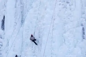 동장군이 만든 아찔한 빙벽