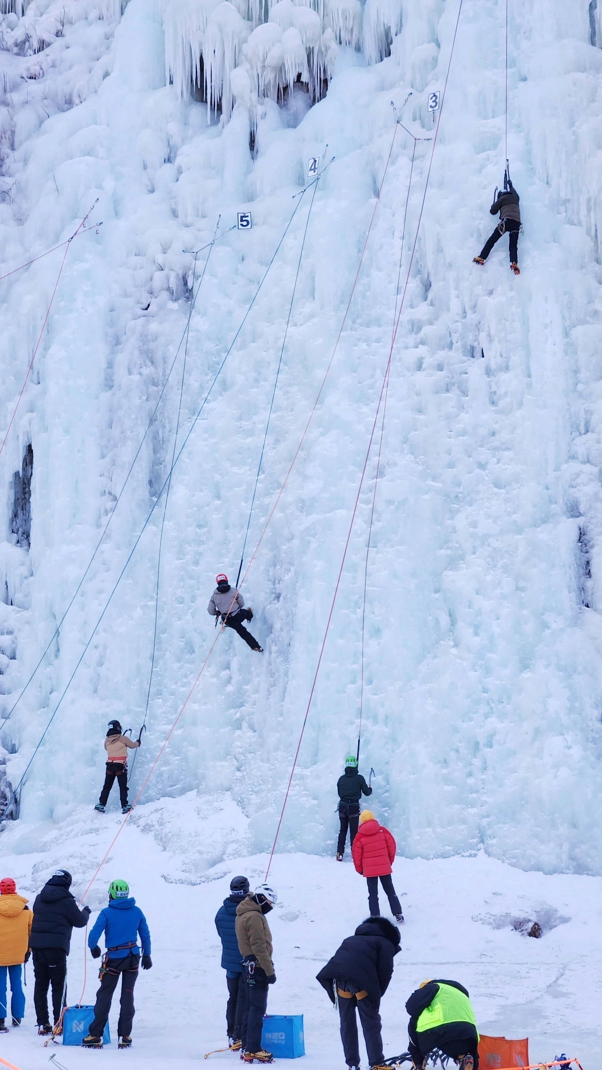 동장군이 만든 아찔한 빙벽