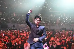 주먹 들어올리며 입장하는 한동훈 전 대표