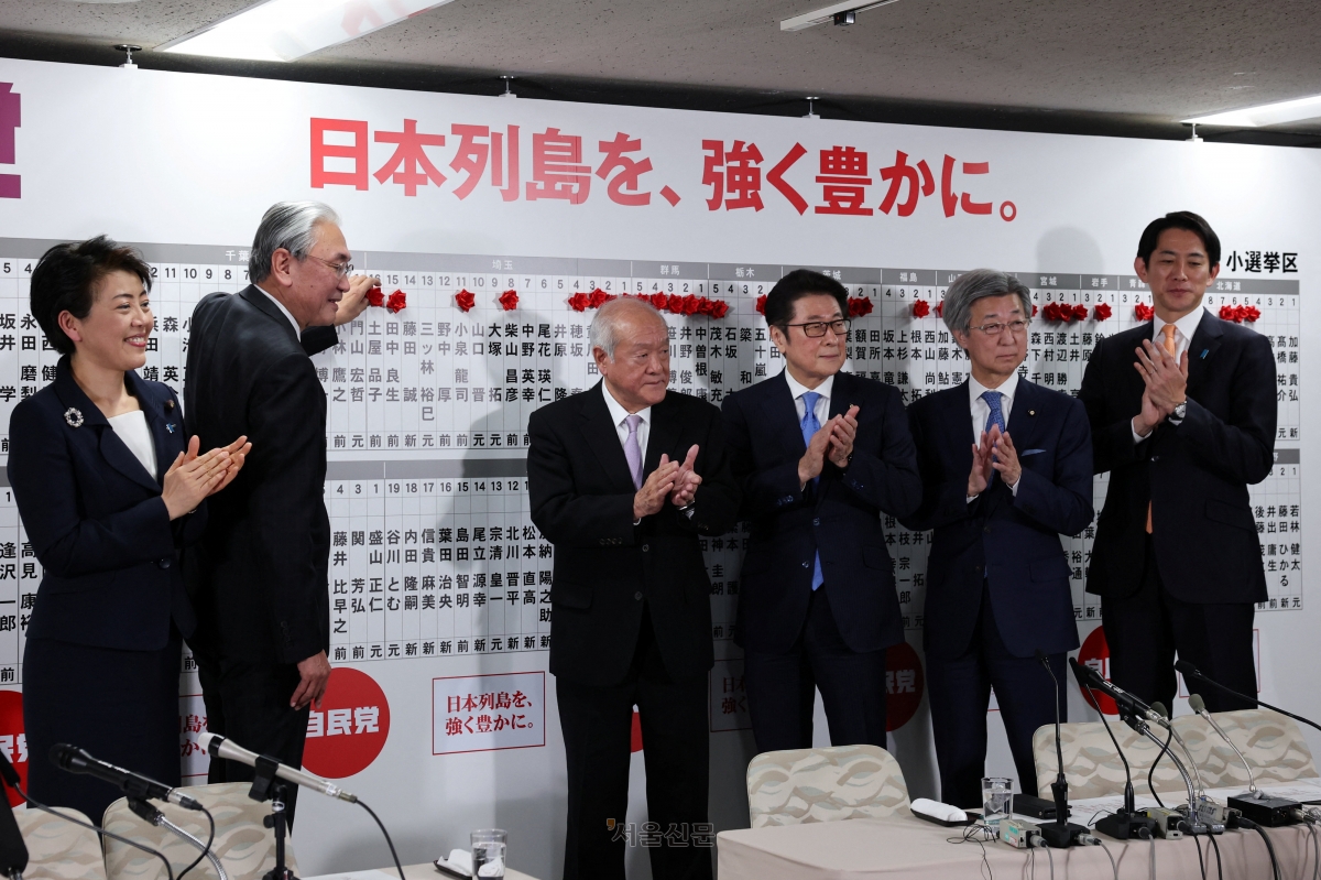 일본 집권 자민당 지도부가 8일 도쿄 자민당 본부 개표소에서 중의원 총선거 당선자의 이름 옆에 빨간 장미를 붙이고 있다. 스즈키 슌이치 간사장(오른쪽 세 번째)과 고바야시 다카유키(첫 번째) 정조회장 등이 참석했다. 도쿄 로이터 연합뉴스