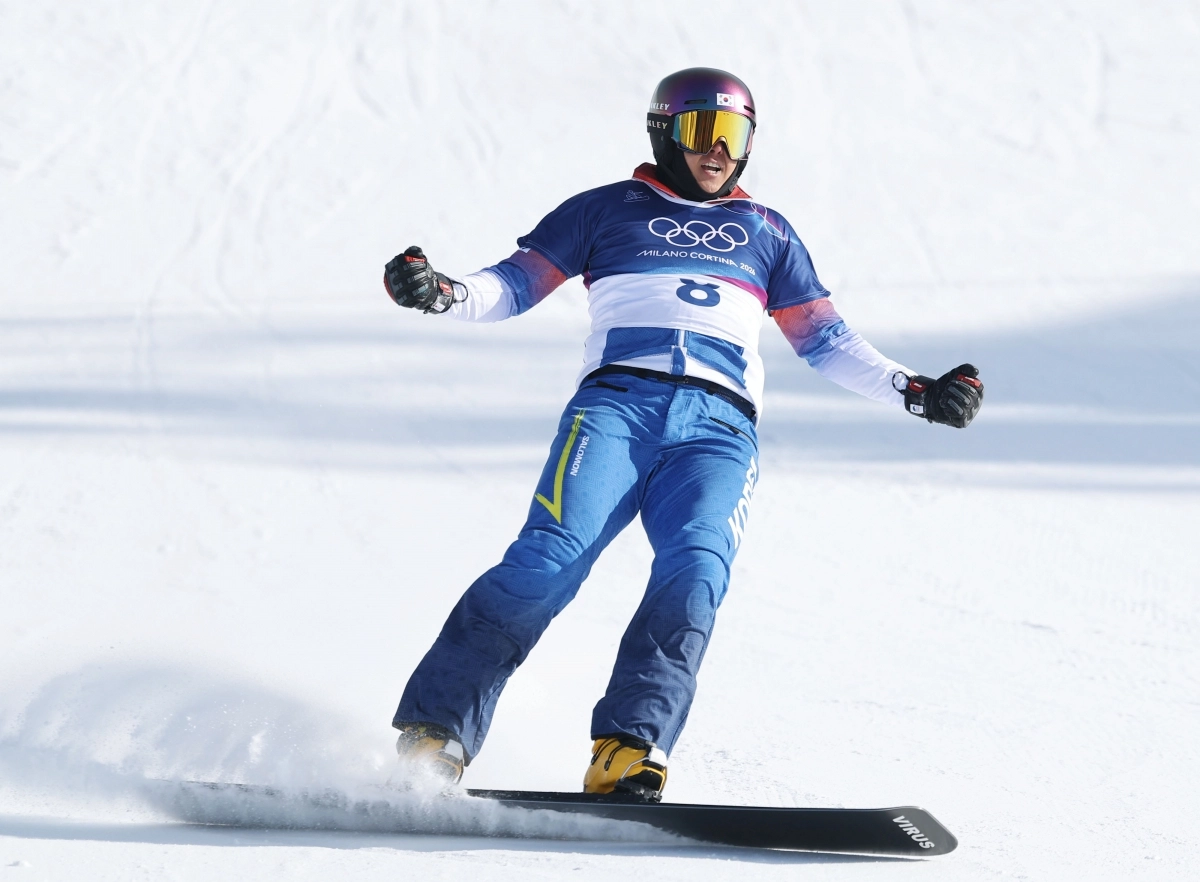 8일(현지시간) 이탈리아 리비뇨 스노파크에서 열린 2026 밀라노-코르티나담페초 동계올림픽 스노보드 남자 평행 대회전에서 김상겸이 결승행을 확정지은 뒤 기뻐하고 있다. 2026.2.8. 연합뉴스