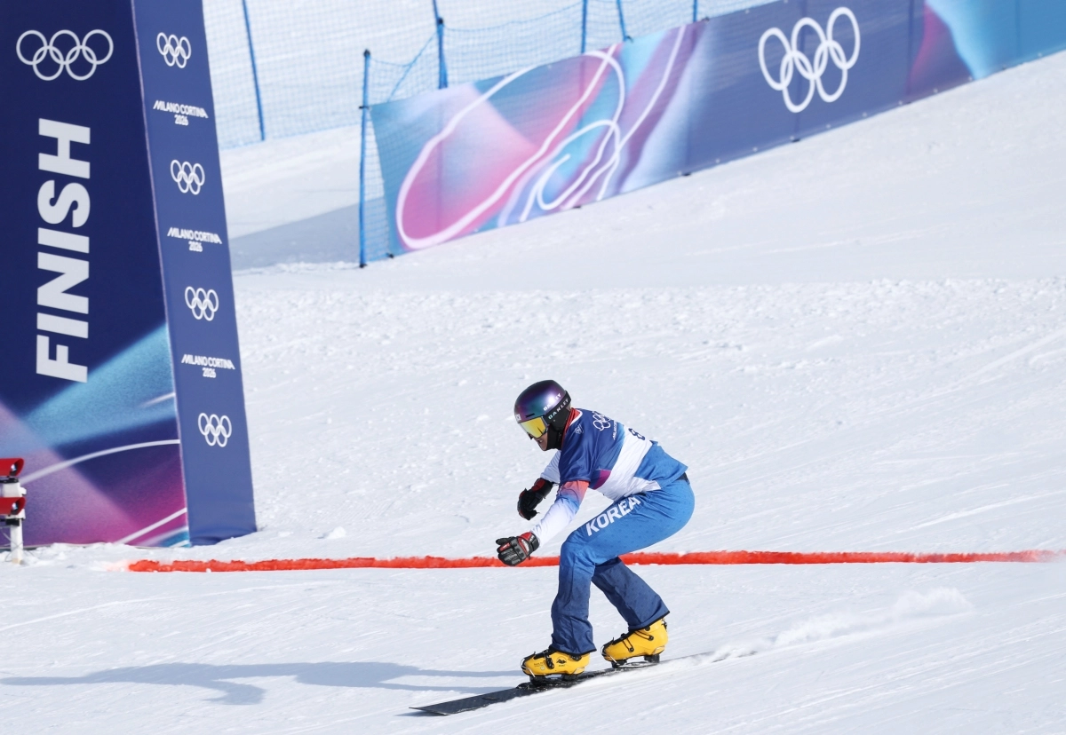 8일(현지시간) 이탈리아 리비뇨 스노파크에서 열린 2026 밀라노-코르티나담페초 동계올림픽 스노보드 남자평행 대회전 결승에서 김상겸이 결승선을 통과하고 있다.  2026.2.8. 연합뉴스