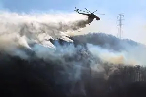 [포토] 산불과 사투 벌이는 진화 헬기