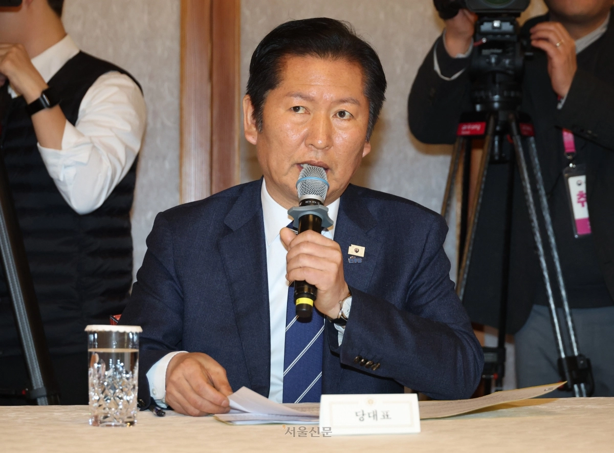 정청래 더불어민주당 대표가 8일 서울 삼청동 국무총리 공관에서 열린 제6차 고위당정협의회에서 발언하고 있다. 조국혁신당과의 합당, 2차 종합특검 후보 추천 논란으로 당내 갈등이 커진 가운데 정 대표는 “무엇보다 중요한 것은 당정청 원팀 정신”이라고 했다. 도준석 전문기자