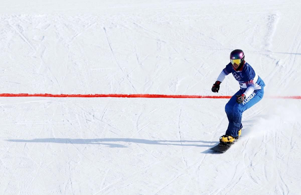 대한민국 스노보드 맏형 김상겸이 8일(한국시간) 오후 이탈리아 리비뇨 스노파크에서 열린 2026 밀라노·코르티나담페초 동계올림픽 스노보드 남자 평행대회전 결승전에서 결승선을 통과하고 있다. 리비뇨 뉴시스