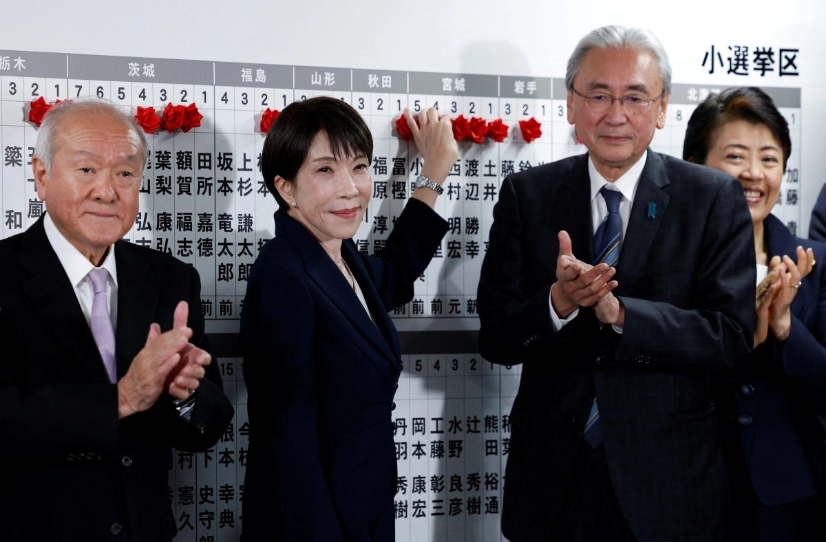 다카이치 사나에(왼쪽 두번째) 일본 총리가 중의원 선거에서 압승한 8일 밤늦게 자민당 당사를 찾아 당선자 이름 위에 꽃모양 리본을 달고 있다. NHK는 여당이 헌법 개정안 발의가 가능한 310석 확보가 확실하다고 전했다. 도쿄 로이터 연합뉴스