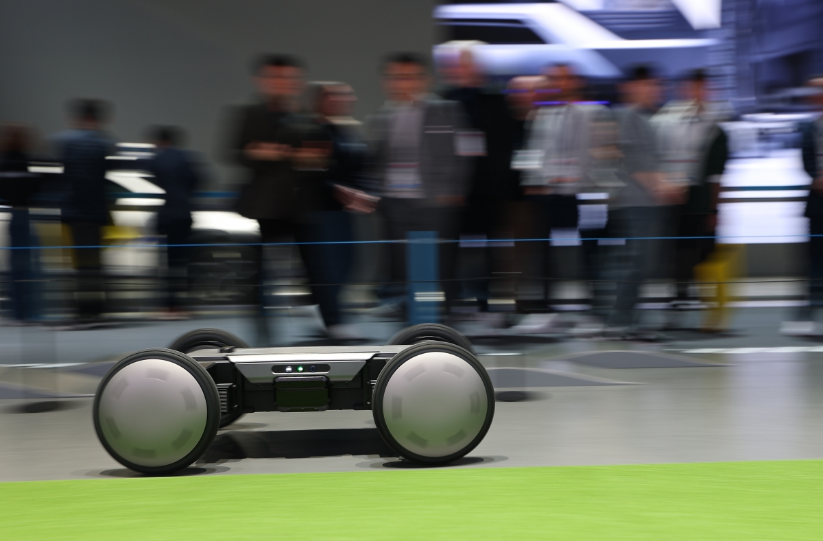 기술이 도시를 바꾸는 것은 산업 자체가 아니라 그 기술이 만들어 내는 삶의 질 때문이다. 사진은 지난 1월 6월 미국 네바다주 라스베이거스의 CES 행사장에서 선보인 차세대 자율주행 모빌리티 로봇 ‘모베드’.  연합뉴스
