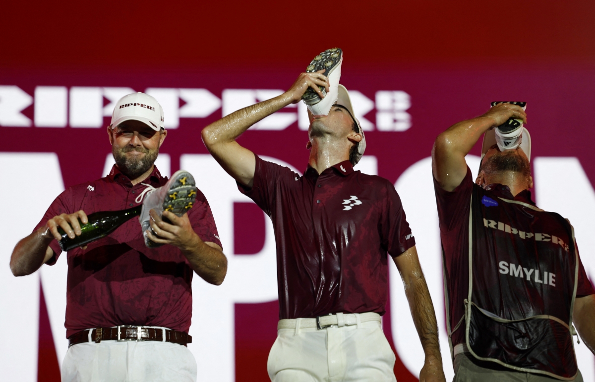 작년까지 3라운드 54홀로 치렀지만 올해부터 4라운드 72홀로 바뀐 LIV 골프 단체전 우승팀 리퍼GC 선수들이 샴페인을 들이켜고 있다. 로이터 연합뉴스