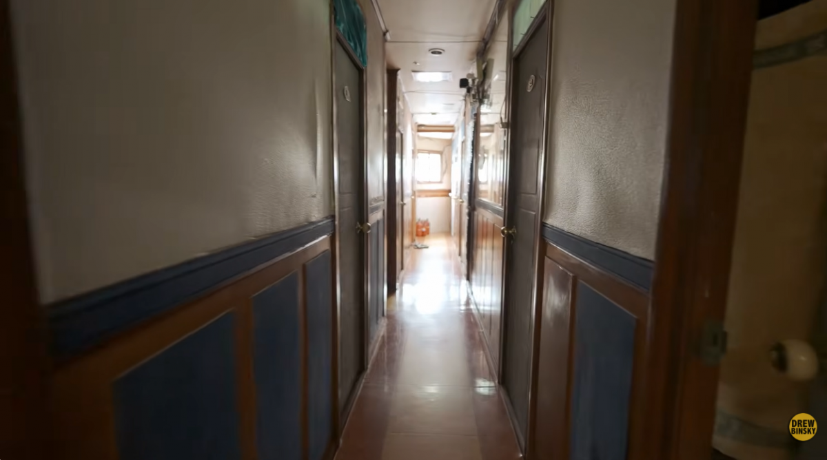 지어진 지 30년 넘은 서울 동대문구의 한 고시원 복도. 유튜브 채널 ‘드류 빈스키’ 캡처