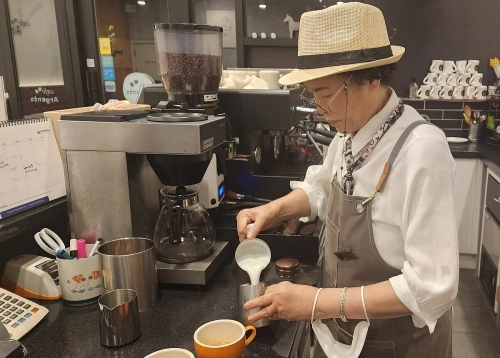 커피숍에서 일하고 있는 실버 바리스타 모습 [고양시 제공]