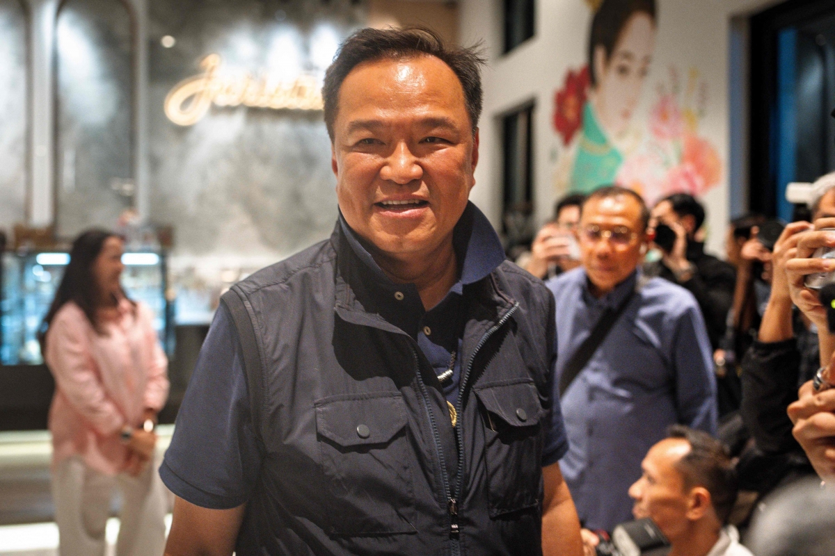 (방콕 AFP=연합뉴스) 8일(현지시간) 태국 방콕에서 총선 개표 결과 아누틴 찬위라꾼 현 총리가 자신이 속한 품짜이타이당이 1당에 오를 것으로 전망되자 미소를 짓고 있다.