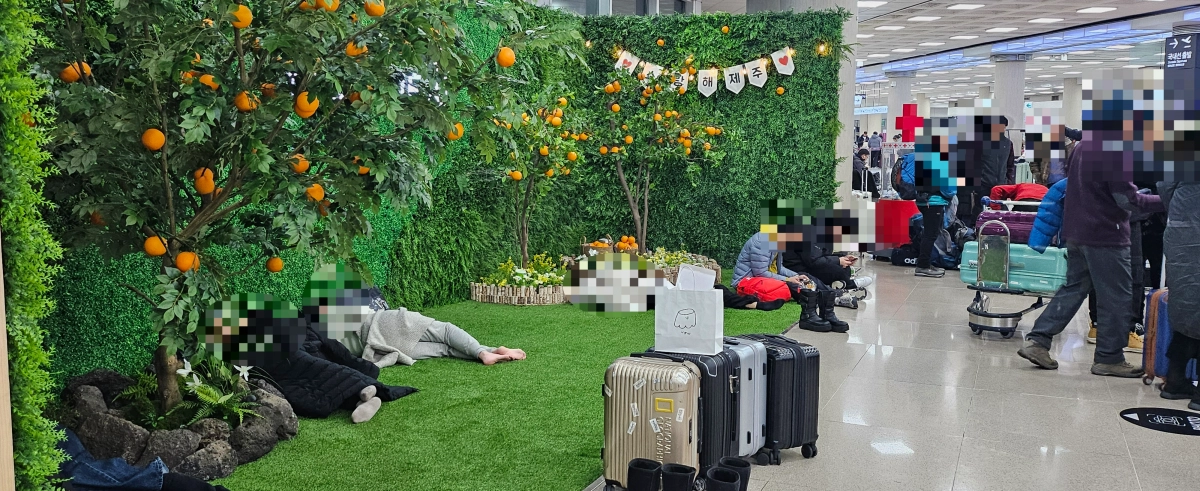 8일 제주공항 3층 출발장 대합실 한 포토존에서 체류객들이 대체편을 기다리다가 지쳐 잠시 휴식을 취하고 있다. 제주 강동삼 기자