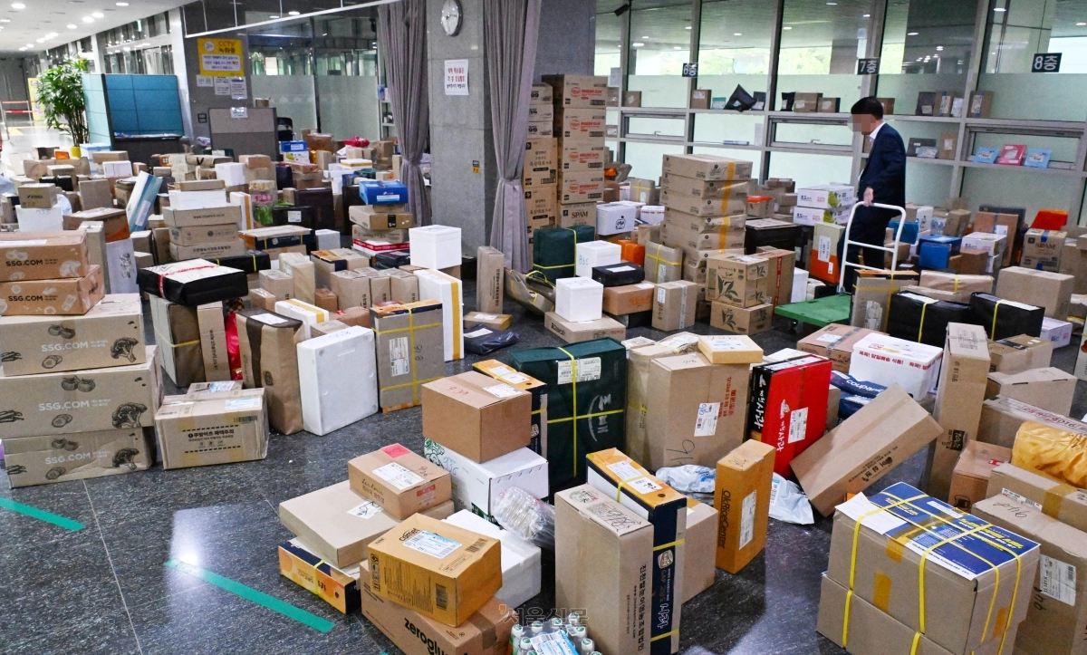 지난해 9월 국회 의원회관 택배 보관소에 명절을 앞두고 도착한 선물들이 쌓여 있다. 안주영 전문기자