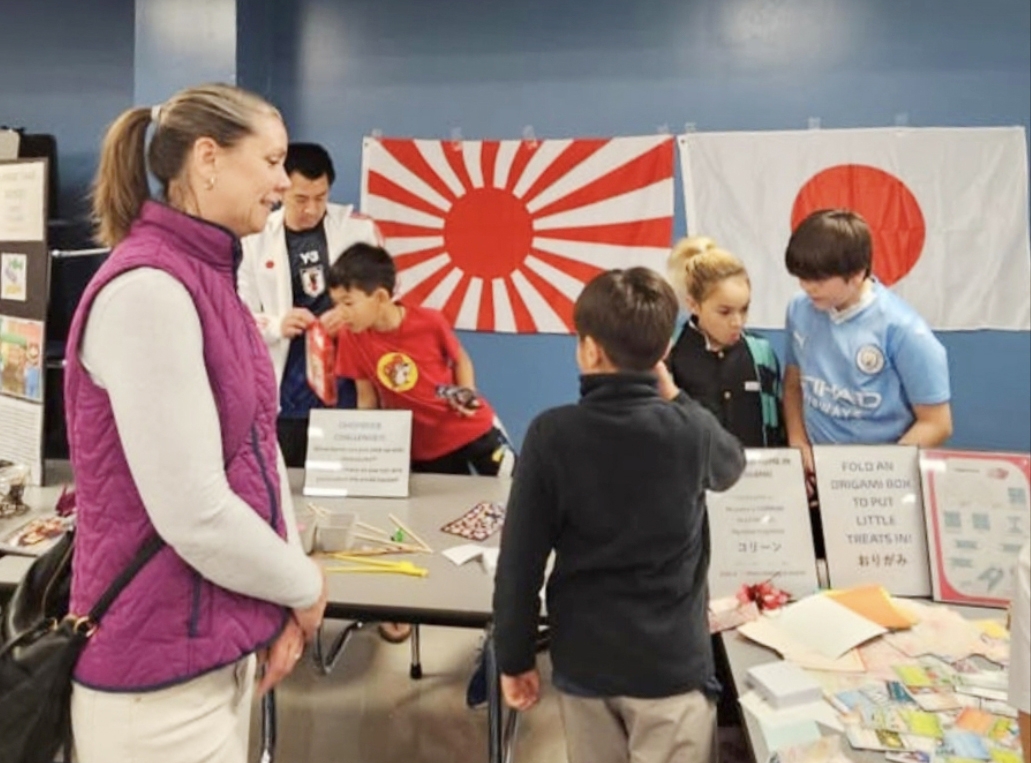 미국 텍사스주 오스틴 근처 한 초등학교에 버젓이 걸려 있는 욱일기 모습.