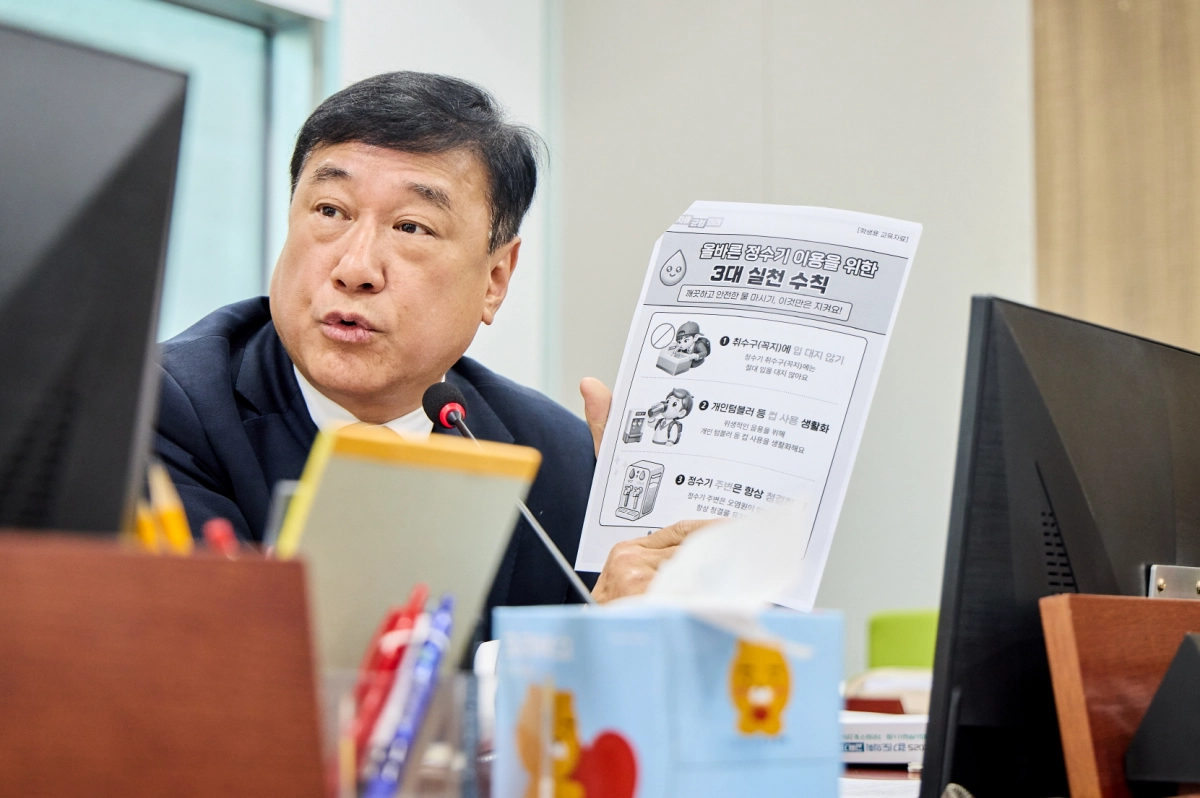 이택수 의원이 6일 상임위 업무보고에서 경기도교육청을 상대로 질의하고 있다.(사진=경기도의회)