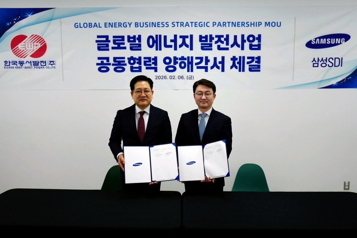 지난 6일(현지시간) SPE에서 열린 ‘글로벌 에너지 발전사업 공동협력 양해각서 체결식’에서 권명호(왼쪽) 한국동서발전 사장과 김헌준 삼성SDI 미주법인장 부사장이 기념 촬영을 하고 있다. 삼성SDI 제공