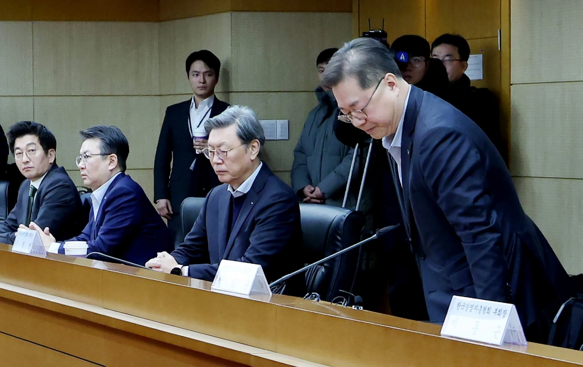 고개 숙여 사과하는 박일준 대한상의 부회장